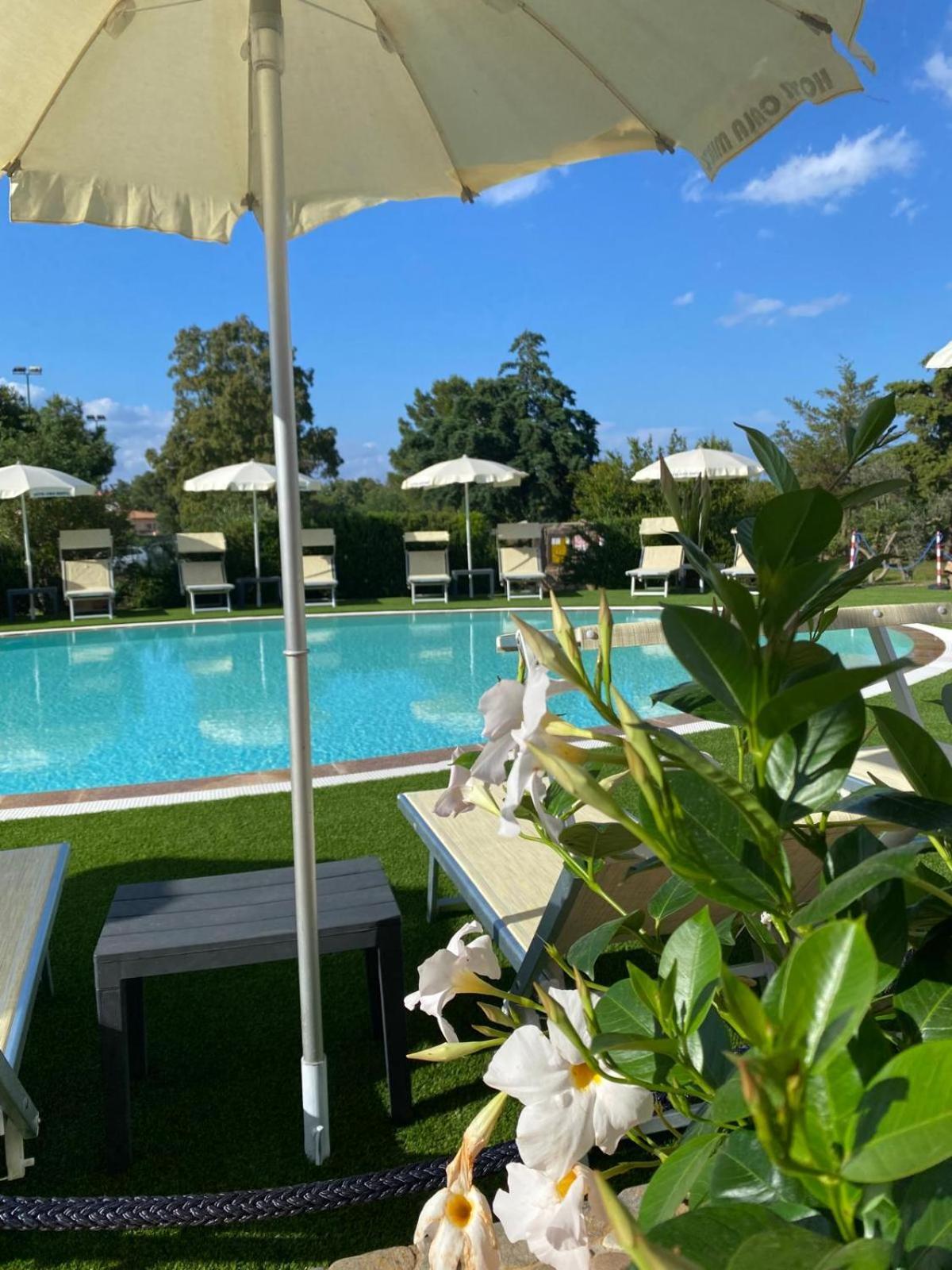 Hotel Cala Mirto Budoni Buitenkant foto