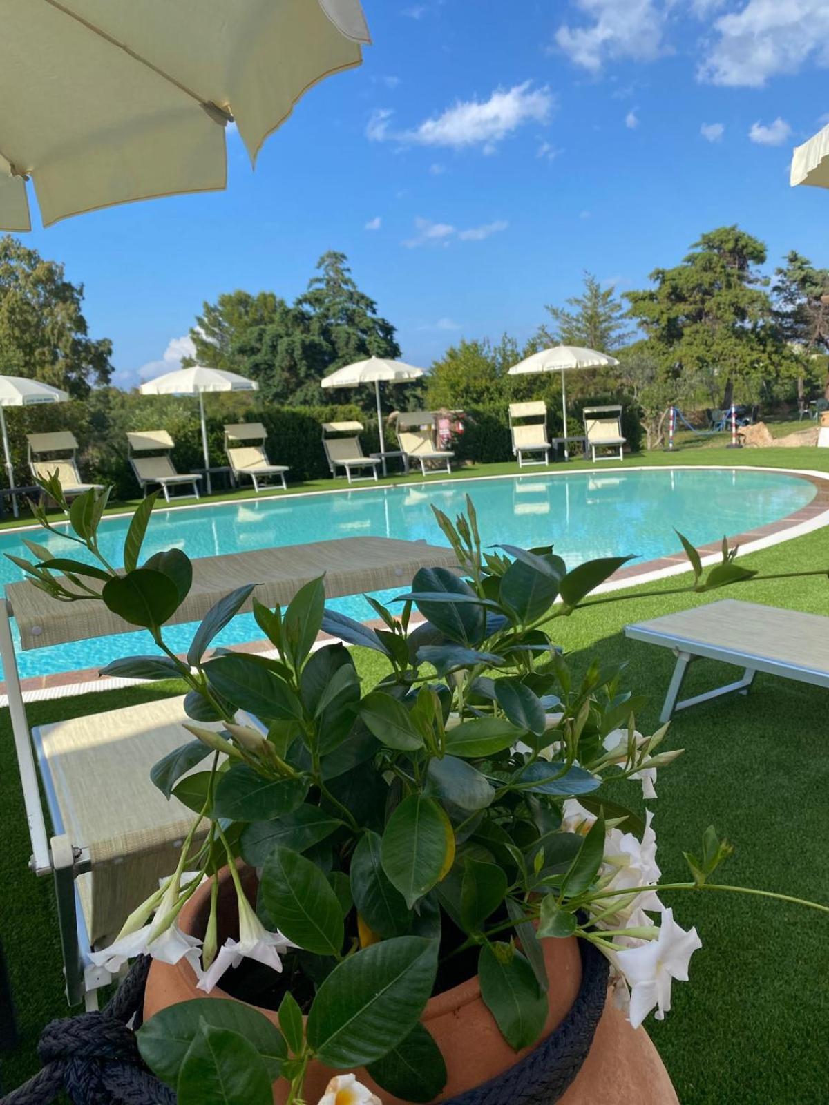 Hotel Cala Mirto Budoni Buitenkant foto