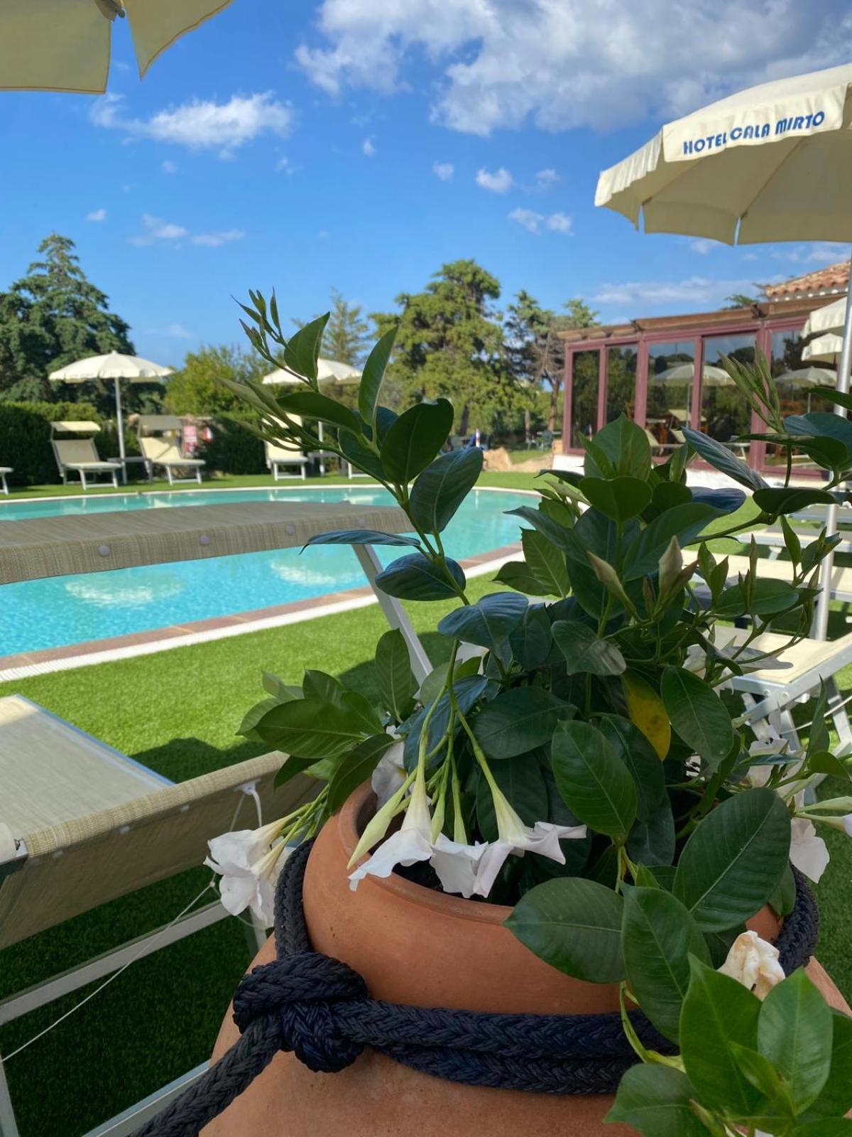 Hotel Cala Mirto Budoni Buitenkant foto